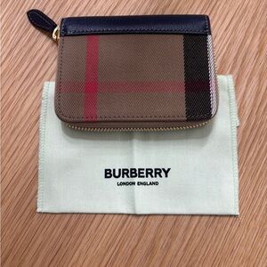 Burberry MN Zip Checkered Wallet with Navy leather accent. NWT $480 Designer